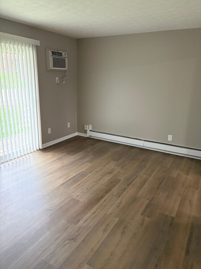 Building Photo - Green Acres - 4943-4959