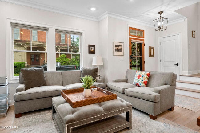 Building Photo - 37 White St