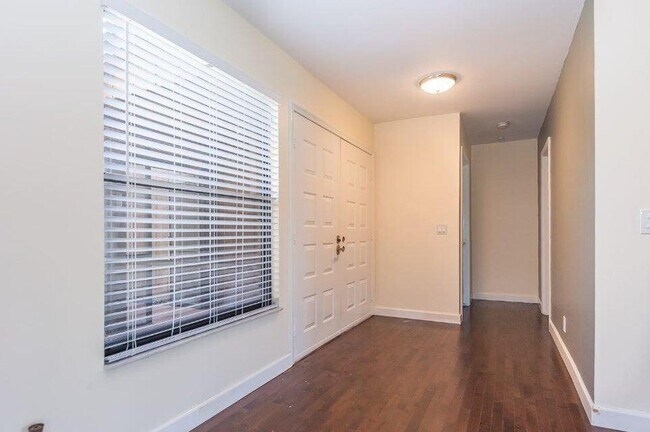 Building Photo - 13335 Cross Pointe Dr