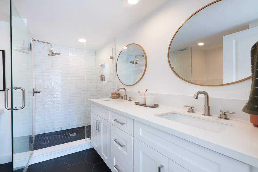 Separate Shower in Primary - 839 Larrabee St