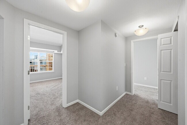 Building Photo - $1,695.95 with $300.00 off the first month's rent, $2 Beds - 2 Bath, Condo in Aurora with in Unit...
