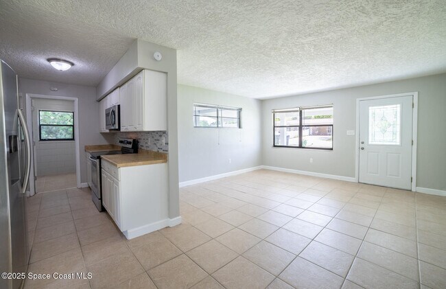 Building Photo - 2285 Dolphin Rd