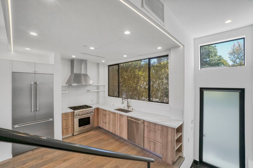 Building Photo - 1447 N Martel Ave