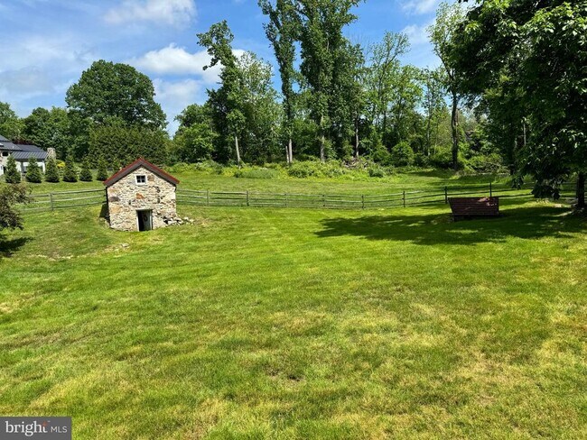 Building Photo - 553 Worthington Rd