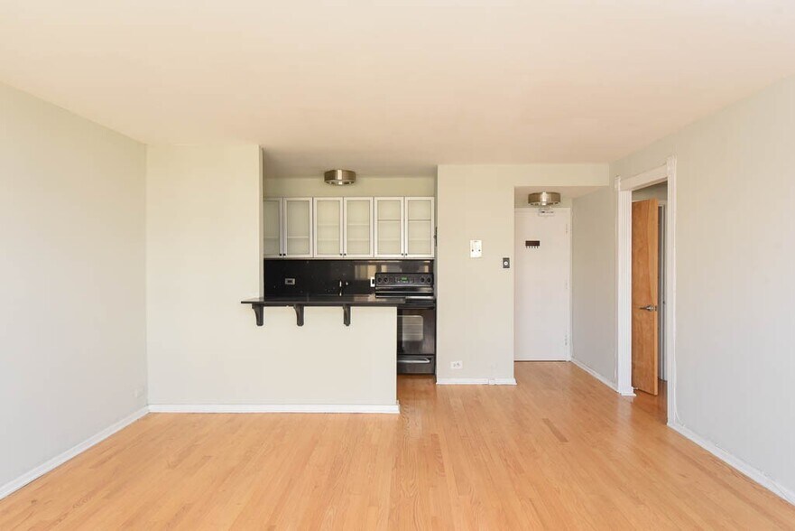 Building Photo - 428 W Wellington Ave