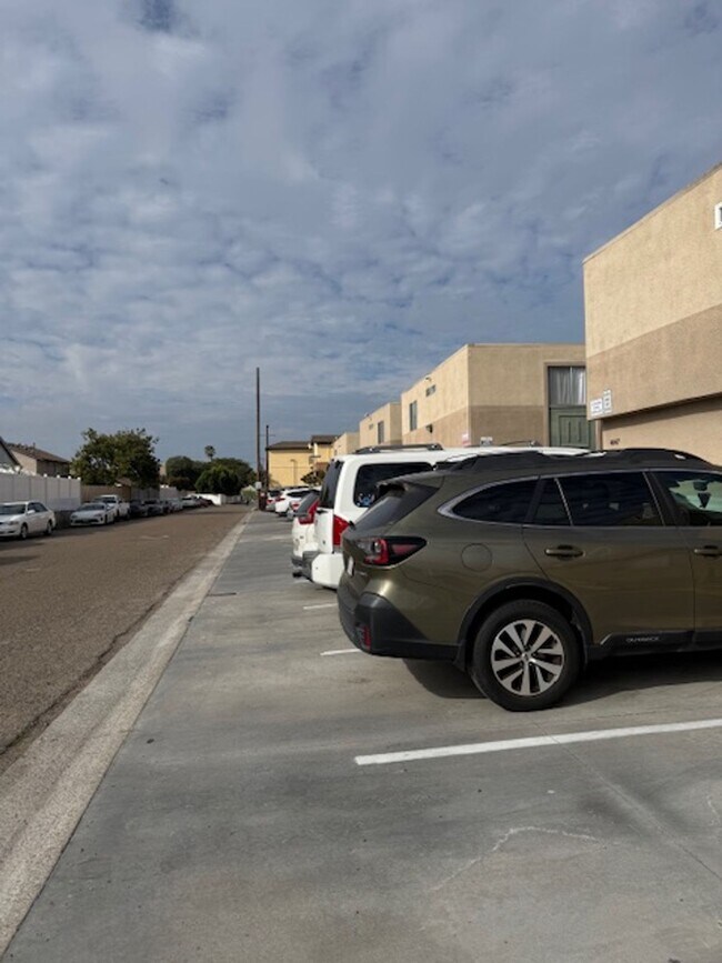 Building Photo - Large 2 bedroom + 1 bath upstairs unit.