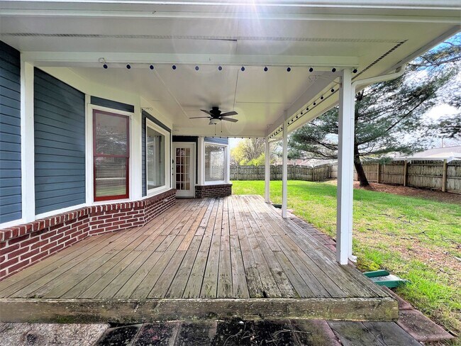 Building Photo - GREAT FARRAGUT LOCATION WITH INVITING FRONT PORCH CHARM!!!