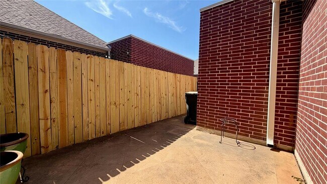 Building Photo - 5515 Davis Ln