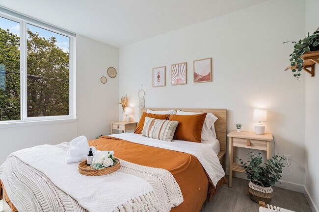 Building Photo - 1414 E Howell St