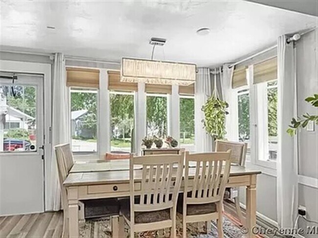 Building Photo - Cute, clean home