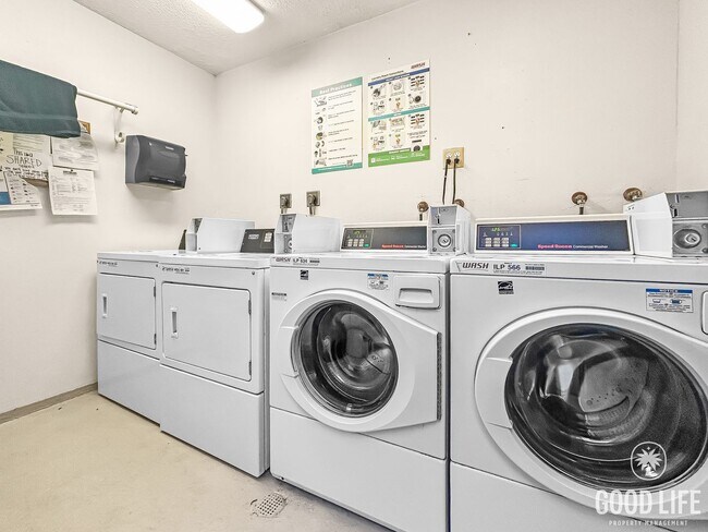 Building Photo - Stunning 1BD/1BA W/ Reserved Parking, A/C, and Community Pool in College Area!