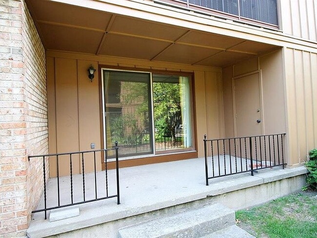 Building Photo - 80 Groton Dr