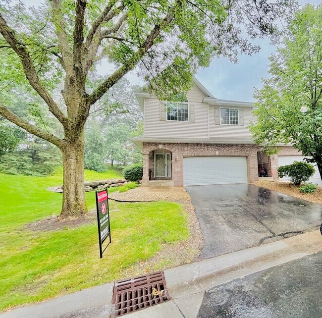 Building Photo - Gorgeous 3 Bedroom 4 Bath End Unit in Eagan