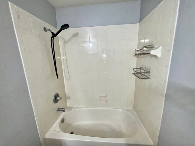 Building Photo - 3 bedroom 2.5 bath Oakcrest Townhome with Laminate and Tile flooring Throughout, and a 1 Car Garage!