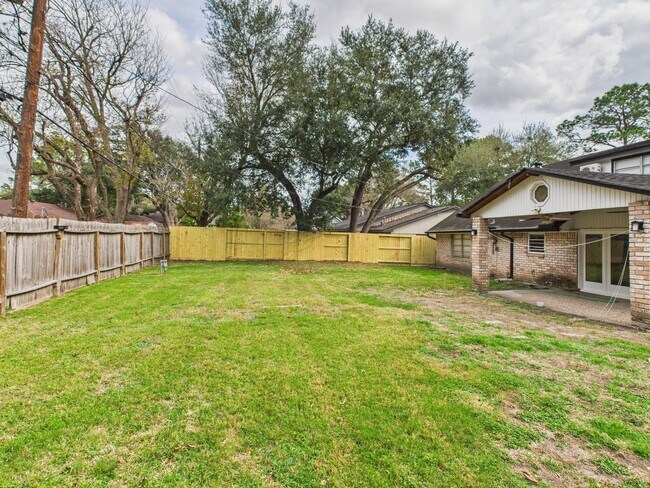 Building Photo - 9526 Meadowcroft Dr