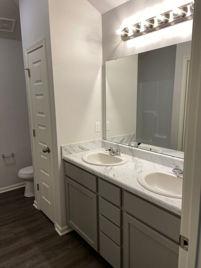 Building Photo - DON’T WAIT — PRE-LEASING NOW! 3 Bed + 2 Bath Home in Oak Wood