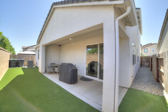 Building Photo - Newly Built 3/2.5 Woodside Home In Riverstone