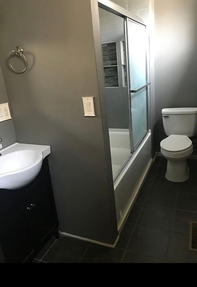 Building Photo - 2 bedroom/1 bathroom