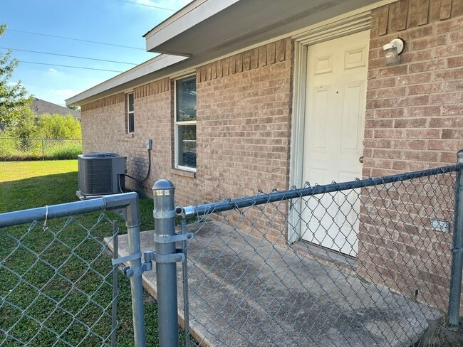 Building Photo - 2704 Alma Dr