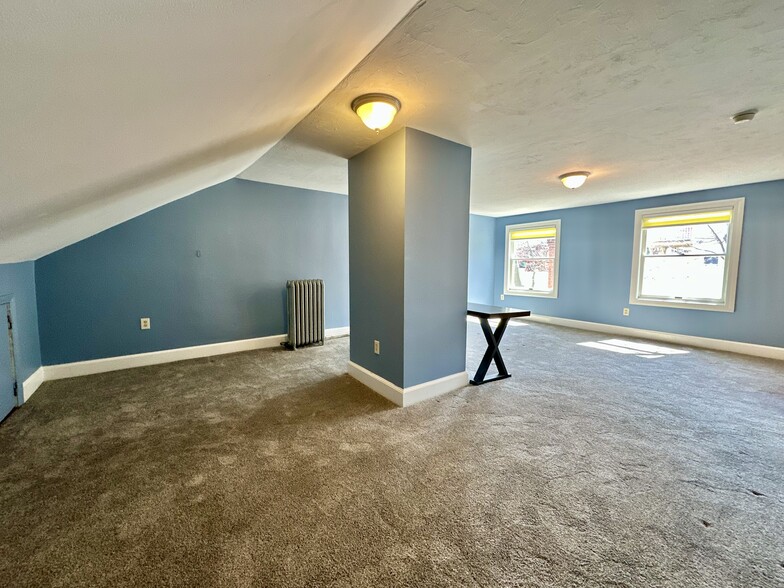 Building Photo - 386 Centre St