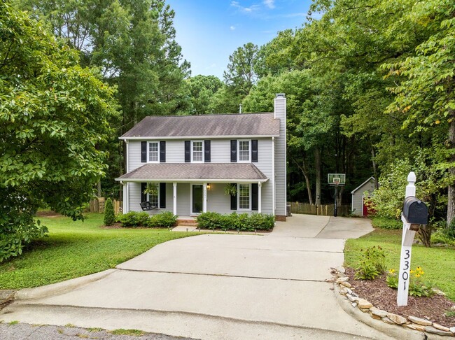 Building Photo - Gorgeous 3 Bedroom Traditional Home Locate...