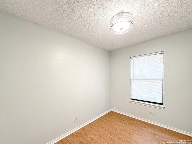 Building Photo - 776 Lookout Dr