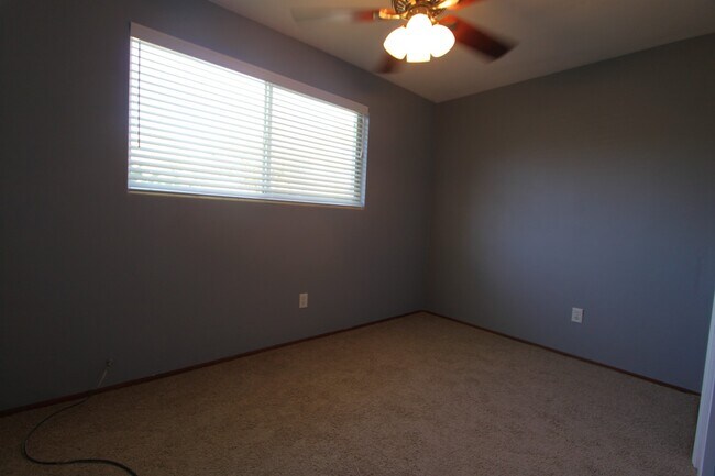 Building Photo - Charming 3 Bedroom 1.5 Bathroom POOL Home in Orlando!!