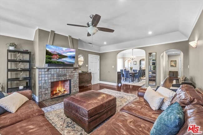 Building Photo - 1111 S Orange Dr