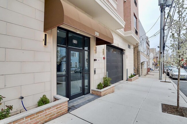 Building Photo - 212 70th St