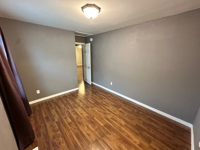Building Photo - Cute 3 bed 2 bath House Available Now!