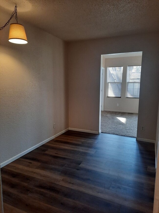 Building Photo - 3 BEDROOM | 2 BATH | HOUSE | SINGLE GARAGE...