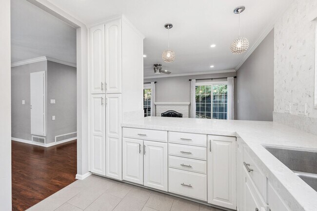 Building Photo - Rare, fully updated, private cul-de-sac one-story single-family house