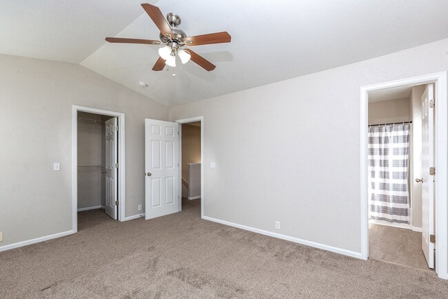Building Photo - Stunning Townhouse for Rent
