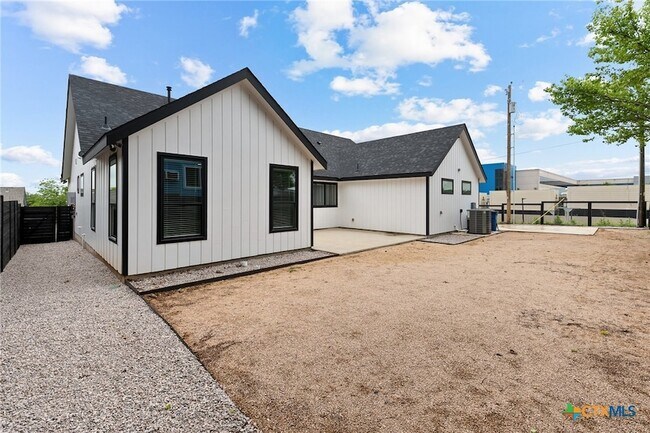 Building Photo - 2204 Magnolia Dr