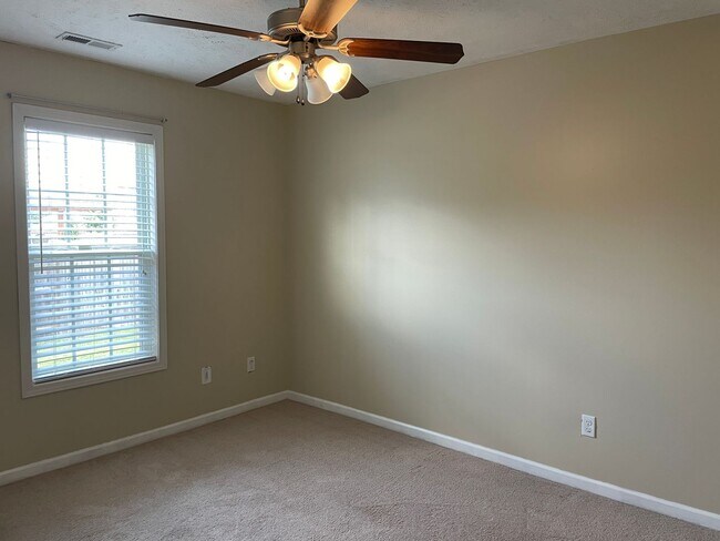 Building Photo - Charming 3 Bed 2 Bath Raeford Home with Fenced Backyard