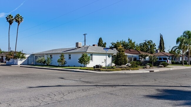 Building Photo - Charming 2 Bed / 2 Bath Home with Trailer Parking – Sanger, CA