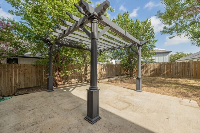 Building Photo - No Carpet! Tons of Space! Beautiful backyard with large covered patio!