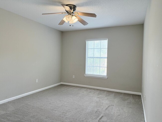Building Photo - BEAUTIFUL 3/2.5 Hillcrest Townhome with ov...
