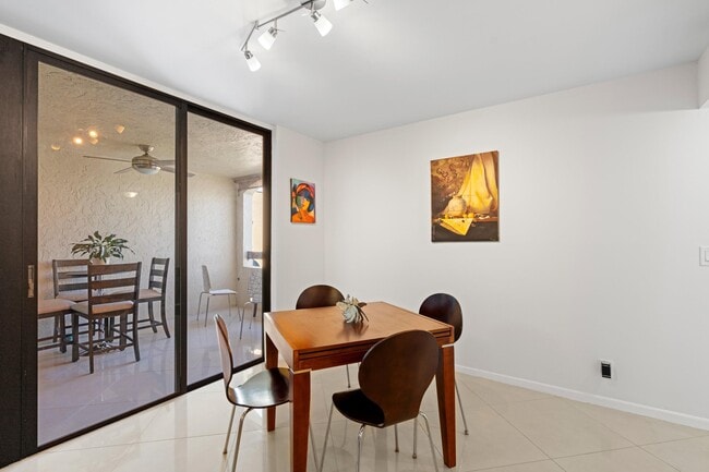 Building Photo - 825 Egret Cir