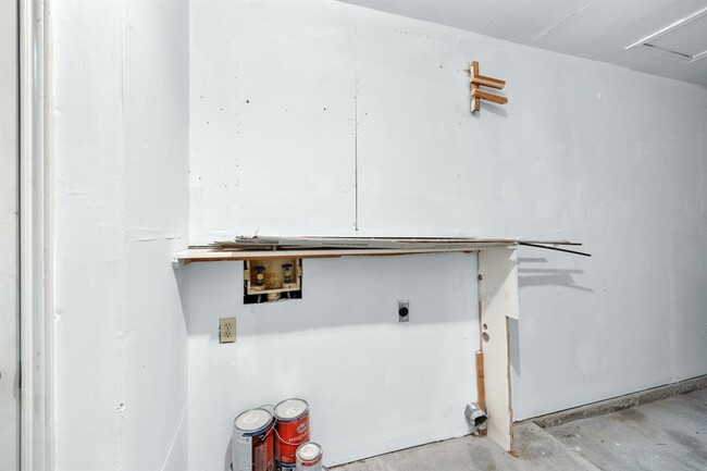Building Photo - 6002 Parkwood Dr