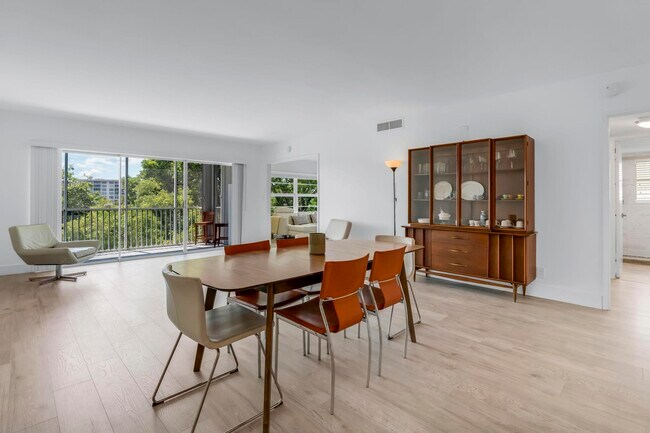 Building Photo - 2800 N Palm Aire Dr