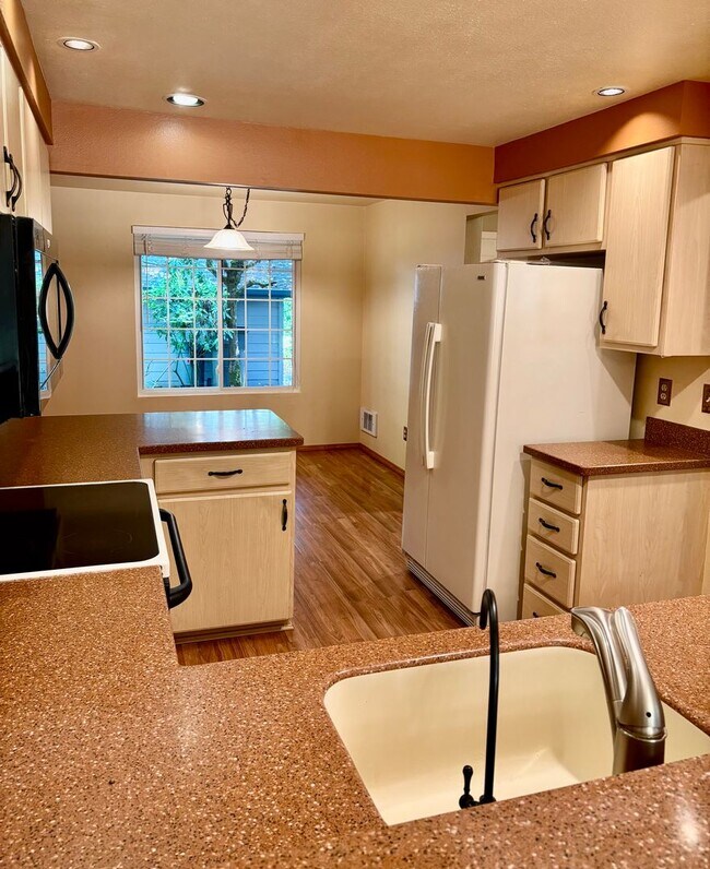 Building Photo - 3 Bed / 2.5 Bath Redmond single family hom...
