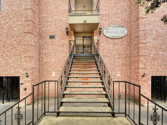 Building Photo - 2401 Leon St