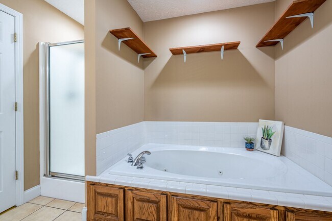 Building Photo - 3 Bedrooms, 2.5 Bathrooms - Home in Silver Creek!