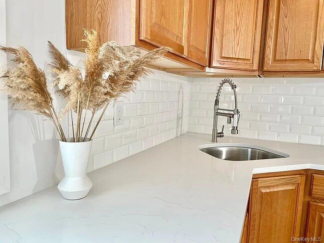 Building Photo - 11 Marshall St