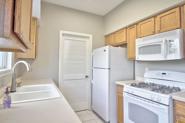 Building Photo - 14056 Danbury Dr