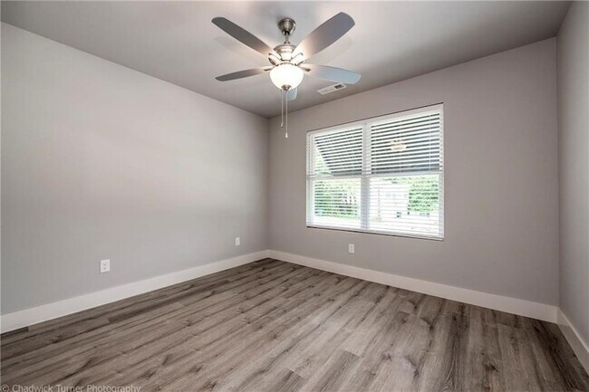 Building Photo - 1510 N Gregg Ave