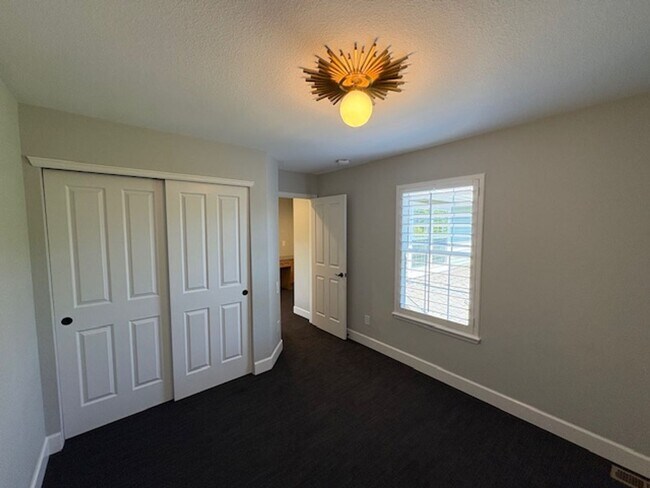 Building Photo - Wow - Lowry Stunner!  4 bed, 3.5 Bath, Fin...