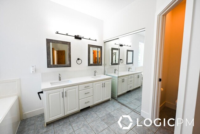 Building Photo - 1034 Lincoln Ln