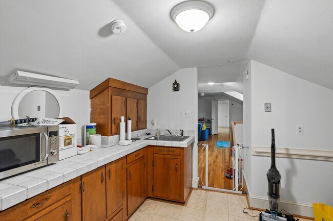 Building Photo - Beautiful brick home on a 1-acre lakefront...